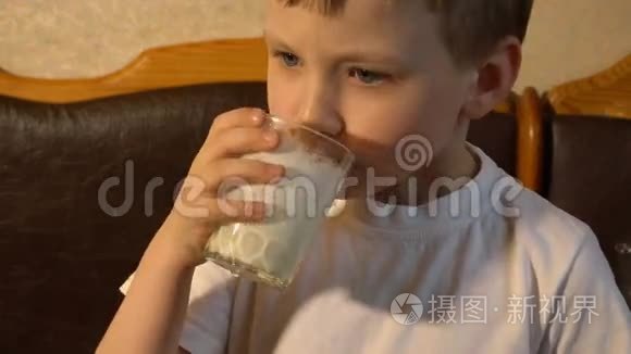 孩子喝牛奶鸡尾酒视频