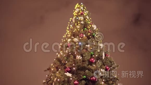 圣诞树特写。 玩具和灯光装饰圣诞树