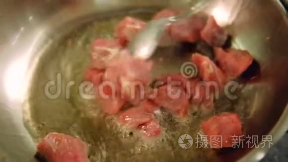餐厅饭菜厨师肉主厨炒牛肉丁视频