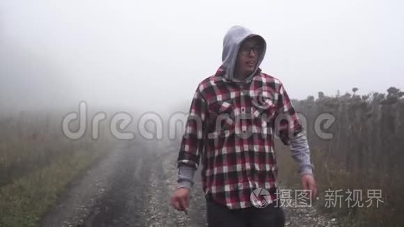 在雾中迷路的徒步旅行者视频