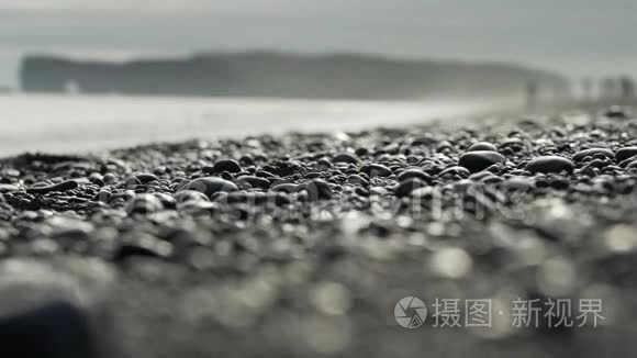 海上大型黑火山岩视频