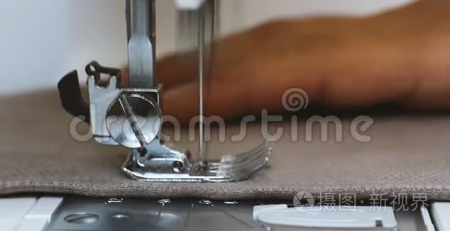 女裁缝工手拿布背在缝纫机后面视频