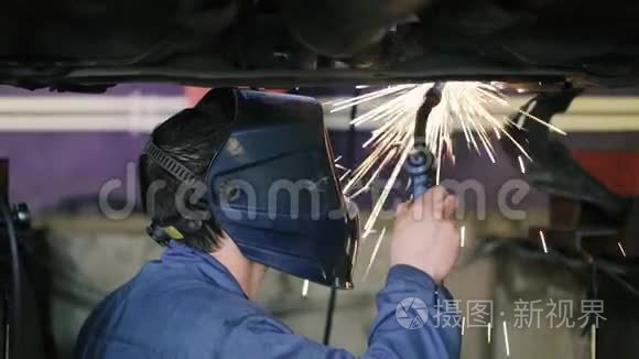 焊工在车下工作视频