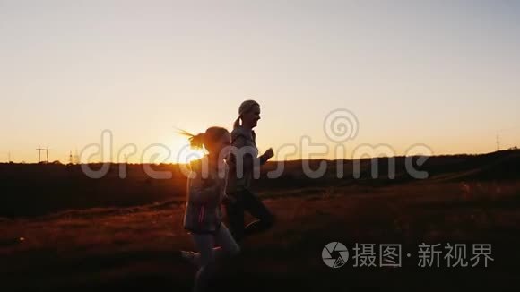 妈妈和女儿在夕阳下赛车。 与孩子相处愉快，生活方式活跃