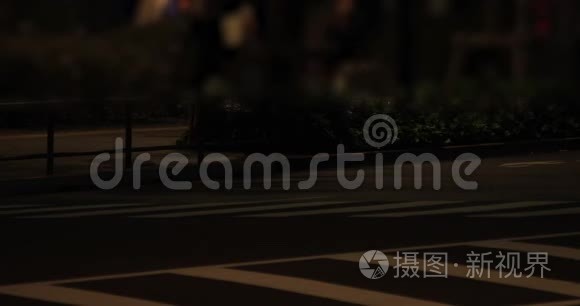 东京商业小镇上行走的人的夜景视频