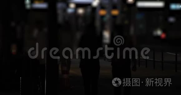 东京商业小镇上行走的人的夜景视频