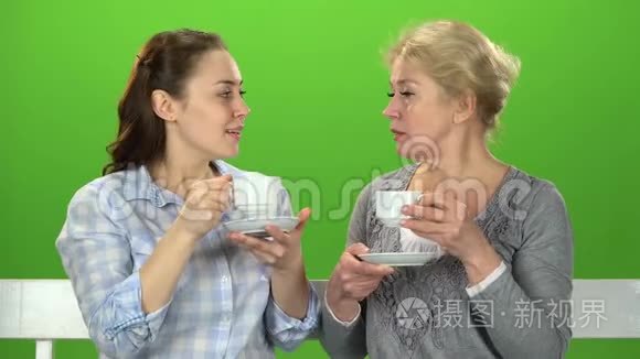 两个女人喝茶聊天。 绿色屏幕