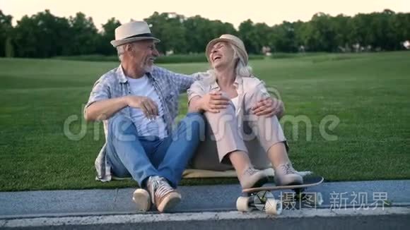快乐的老夫妇在滑板后大笑视频