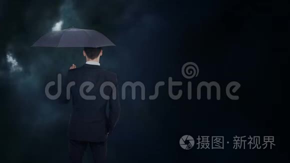 商人用雨伞看暴风雨视频