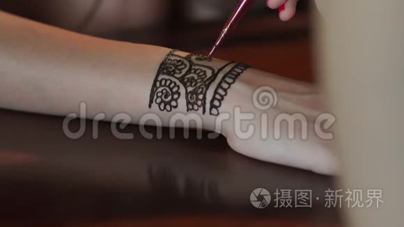 艺术家在新娘的手上涂`指甲花纹身。 4K