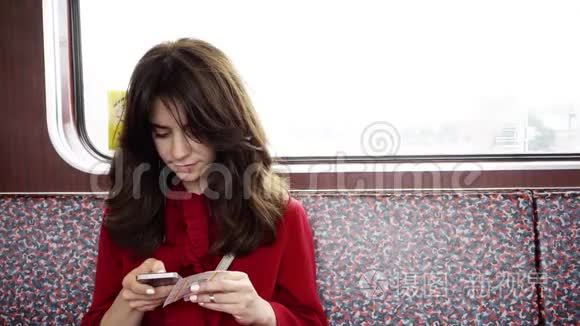 上下班在火车上上网的年轻女子视频