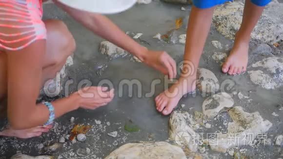 女人把泥涂在身上视频
