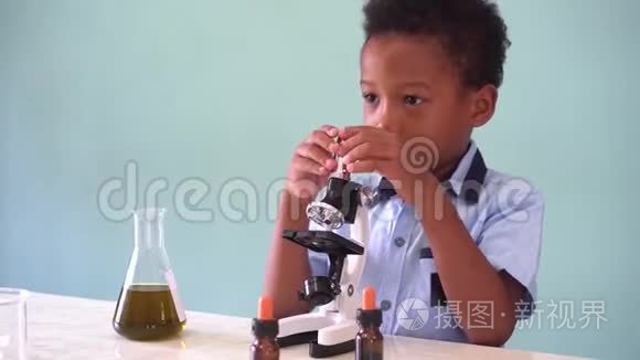 年轻的非裔美国人实验室用显微镜