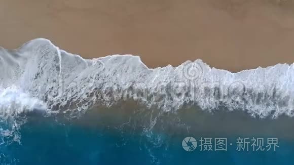 泡沫波浪冲刷海岸线视频