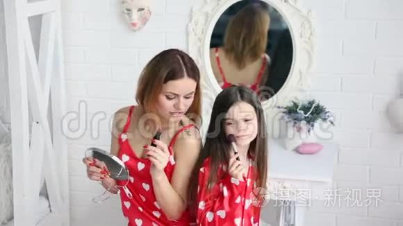 妈妈和女儿化妆视频