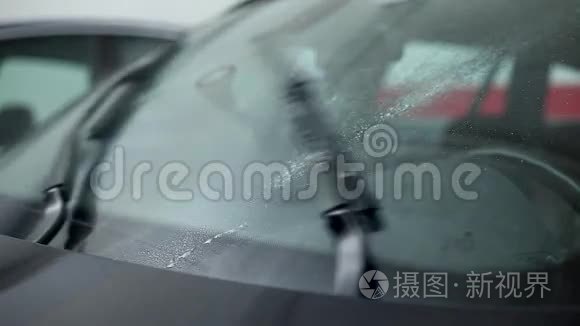 汽车挡风玻璃雨刷在起作用视频