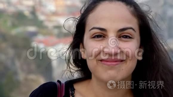 一个年轻的土耳其女人的肖像画视频