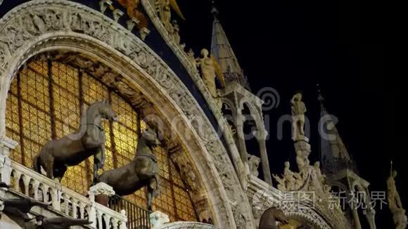 意大利威尼斯-2018年7月7日：美丽的装饰品和雕像，圣马克`巴西利卡的雕塑，圣马可广场，晚上