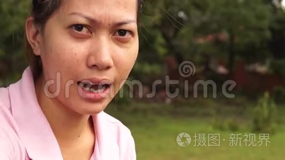 我觉得女人被照片激怒了视频