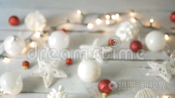 手持红色礼品盒，白色木制圣诞装饰