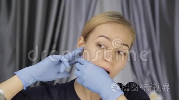 金发女人做自我按摩。 抗衰老、提脸按摩、颊部按摩技术