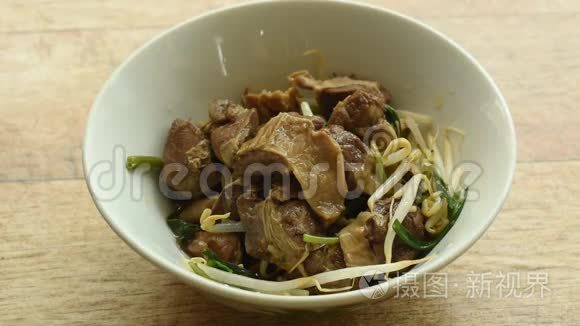 碗中焖猪肉和豆芽软汤视频