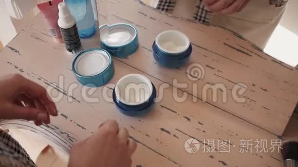 白种人女人用食指蘸取化妆霜