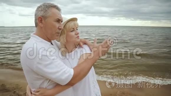一对老年夫妇在海滨周末在一起视频