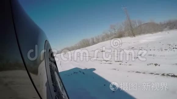 在下雪的路上开车