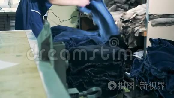 女服装厂工人正在更换兽皮视频