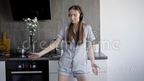 一位年轻女士的肖像，她喜欢听耳机里的音乐，一位甜美的女士唱歌跳舞，伴随着蓬勃的音乐