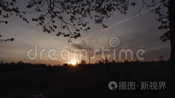 村里夕阳西下.