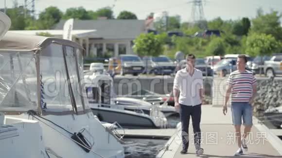 年轻人和推销员谈买游艇的事视频