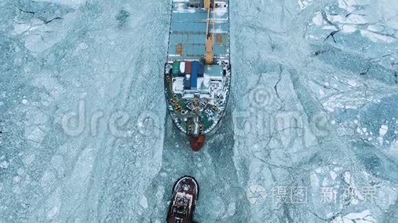 鸟瞰图。这艘大船在冬天穿过海冰，特写