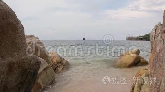 一艘渔船在遥远的海面上划着礁石.