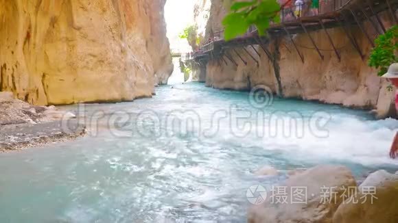 峡谷中快速河流的景色视频