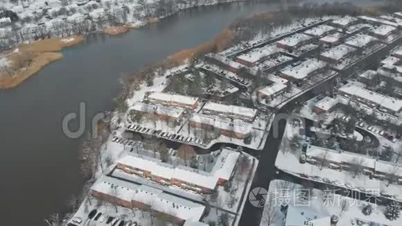 鸟瞰暴风雪后的一个居民区视频