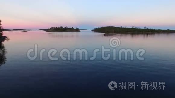 湖中岛屿的空中飞行视频