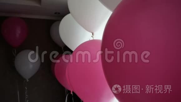 粉红色和白色气球装饰的房间视频