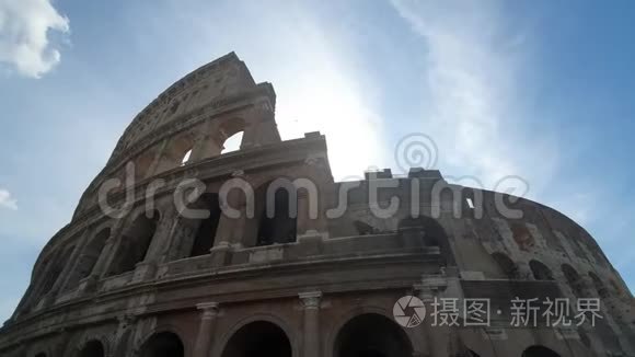 一缕阳光穿过意大利罗马竞技场的拱门。