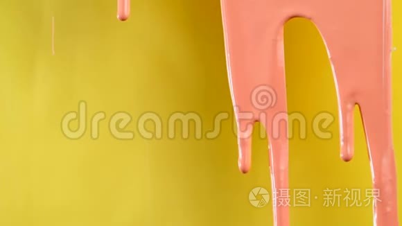 黄色背景高清的粉红色油漆视频