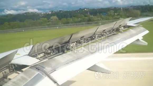 一架客机降落在海边机场视频