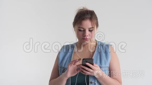 女性使用手机耳机听音乐