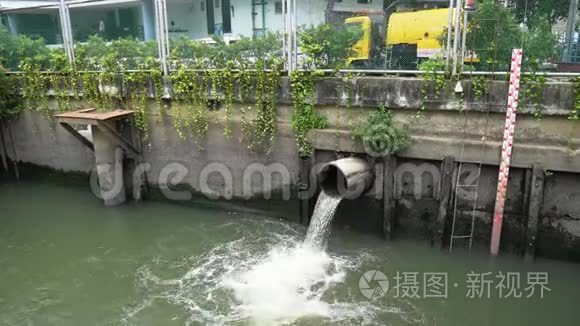 暴雨后市区街道运河水位视频