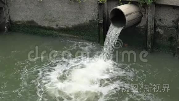 水从下水道流入城市污染的池塘视频