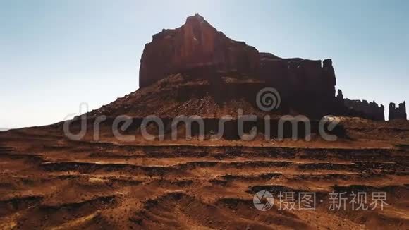 无人机在大沙漠砂岩山附近升起，在阳光明媚的日子里俯瞰着阳光明媚的美国峡谷悬崖天际线。