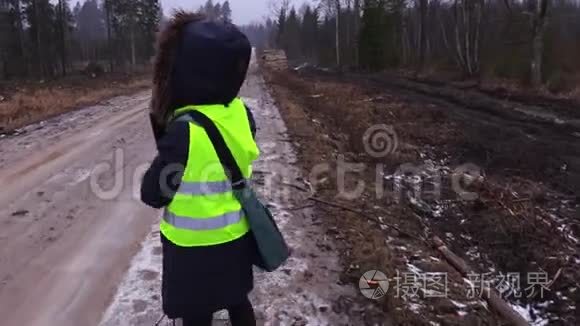 女林业雇员步行介绍所做的工作视频