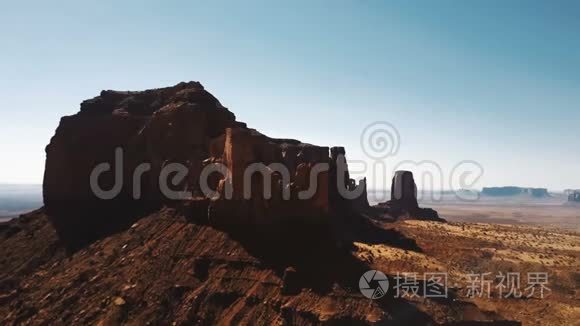 无人机飞向史诗般的岩石山在纪念碑谷国家公园，惊人的砂岩空漠天际线。