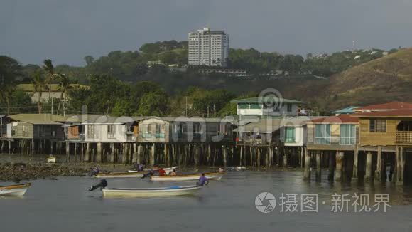 摩尔斯比村的摩托艇车主视频