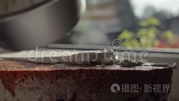 糕点厨师在蛋糕上撒白奶油视频